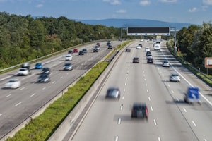 Geht die Behörde von Vorsatz aus, kann das Bußgeld für 100 km/h zu schnell auf der Autobahn verdoppelt werden.