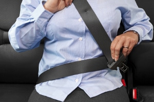 Anonym schwanger Frau tragen Sicherheitsgurt im Auto