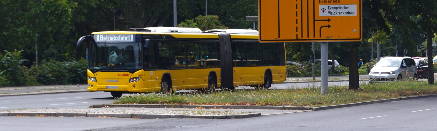 Wann fährt ein Bus mit eingeschaltetem Warnblinker?