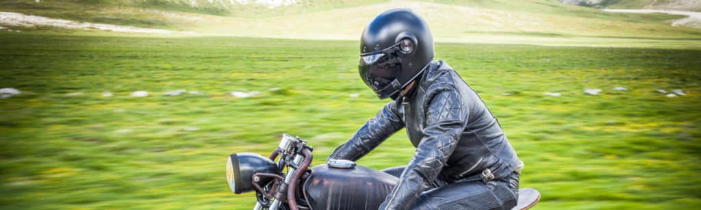 Wann gilt die gesetzliche Helmpflicht beim Motorrad?