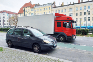 Wer seinen LKW abstellen möchte, muss im Wohngebiet besonders auf die entsprechenden Gesetzgebungen achten.