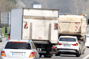 LKW parken: Auf einem PKW-Parkplatz kann dieser inner- oder außerorts nur stehen, wenn die Begrenzungen eingehalten werden.