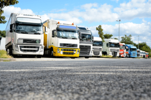 Einen geeigneten Parkplatz für einen LKW zu finden, ist aufgrund seiner Gesamtmasse deutlich schwieriger.