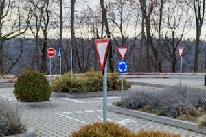 Rechts vor links: Ein verkehrsberuhigter Bereich bedeutet kein Aussetzen der Regelungen.