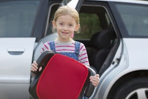 Die Sitzerhöhung für Kinder: ab wann sie im Auto zum Einsatz kommen darf, hängt von der Körpergröße ab.