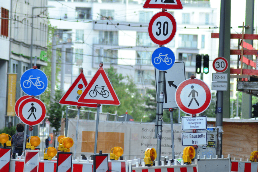 Das Verkehrszeichen 123 allein gibt kein genaues Tempolimit an.