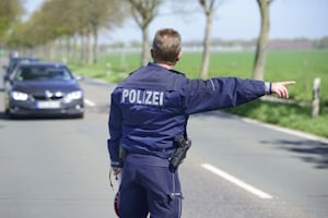 Waffenschein in Deutschland: Polizisten machen diesen während der Ausbildung.